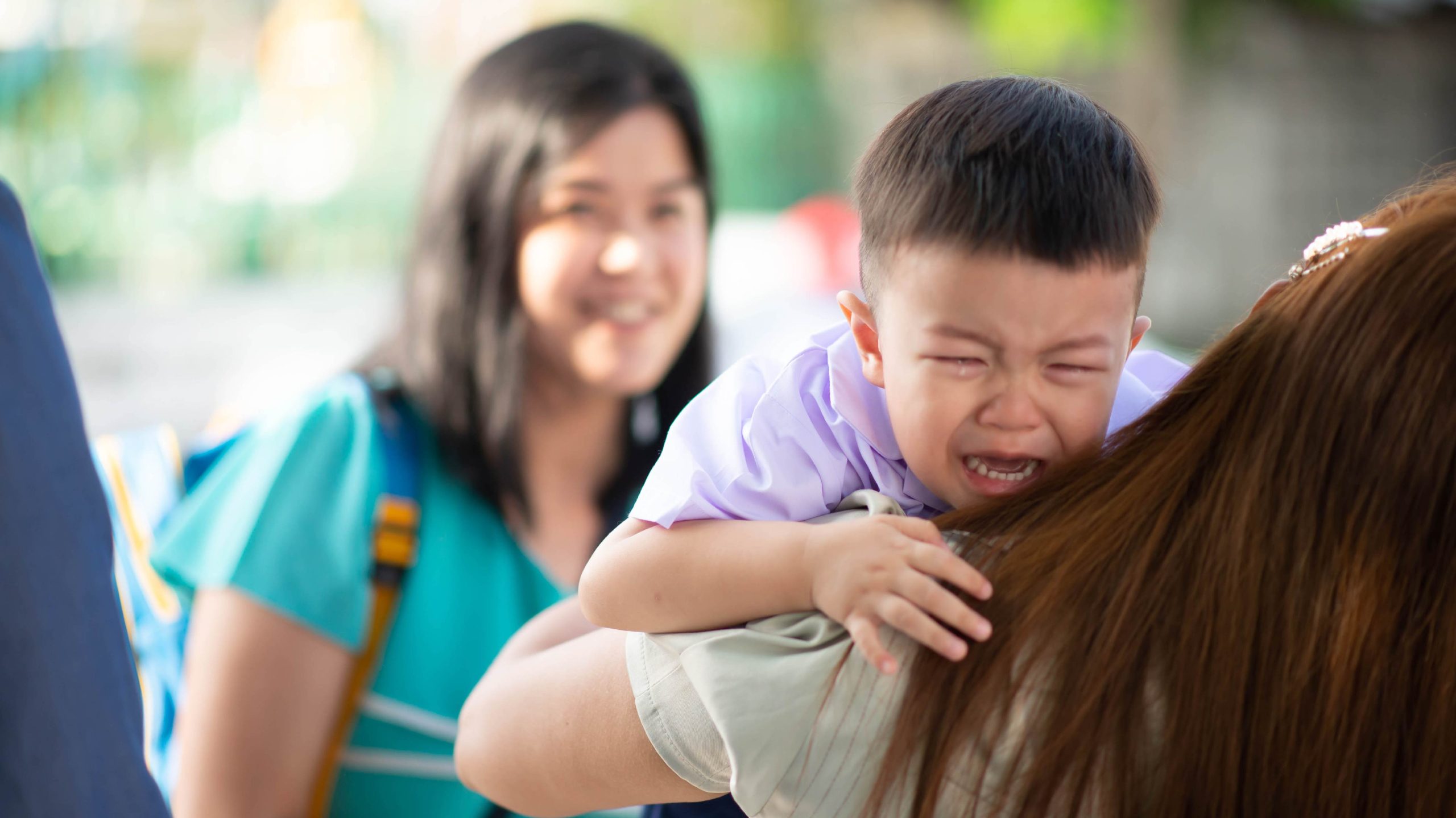 Anak Menangis Tak Nak Pergi Sekolah? Pujuk Mereka dengan Cara Ini!